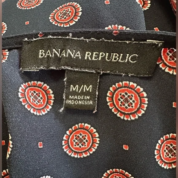 ✅ 3 for $25 - Banana Republic Navy Blue and Red Patterned Blouse with ruffle - Picture 8 of 11
